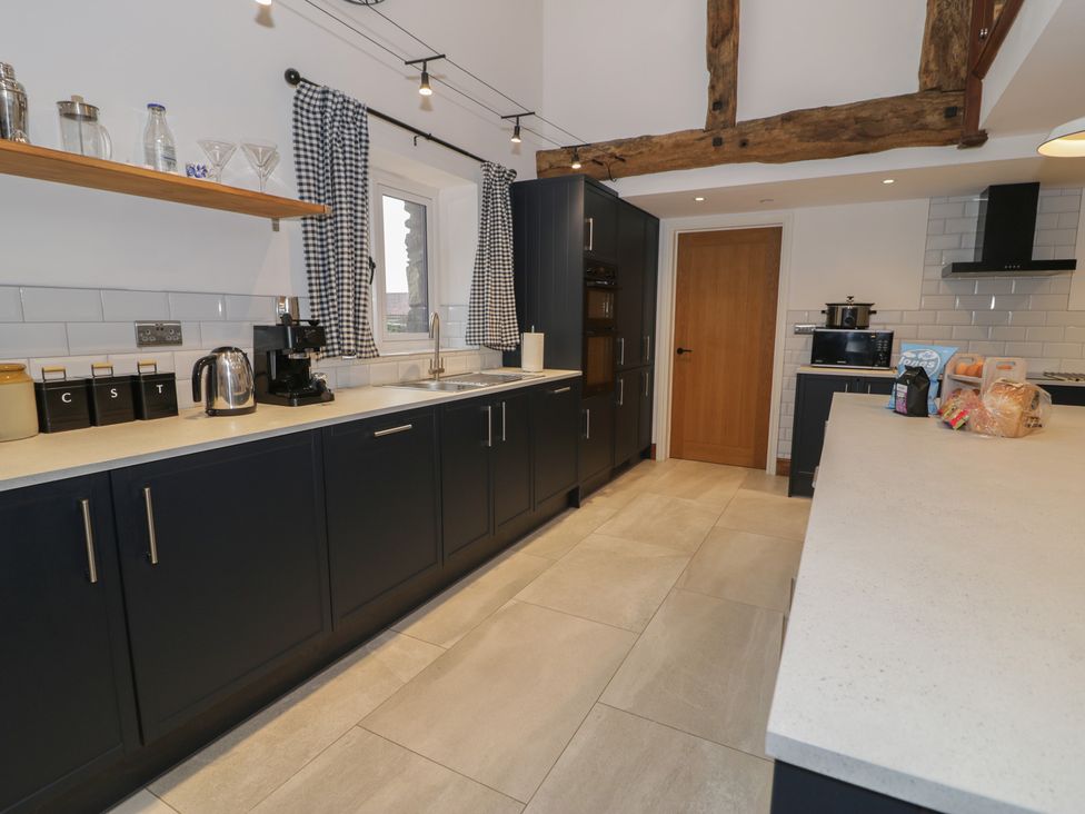 A kitchen with cabinets and appliances at Y Côr in Cerrigydrudion