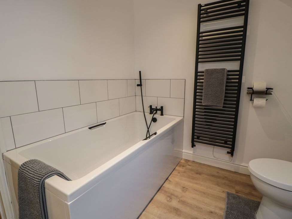 A bathroom with a bathtub and toilet at Y Côr in Cerrigydrudion