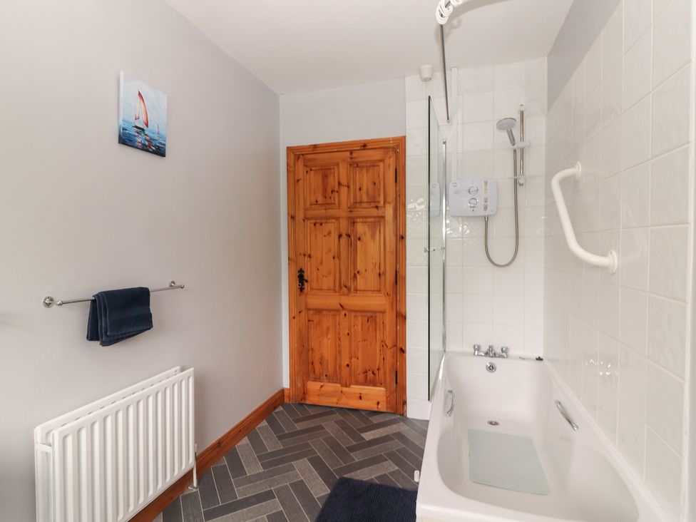 A bathroom with a shower and bathtub at Fort Lodge