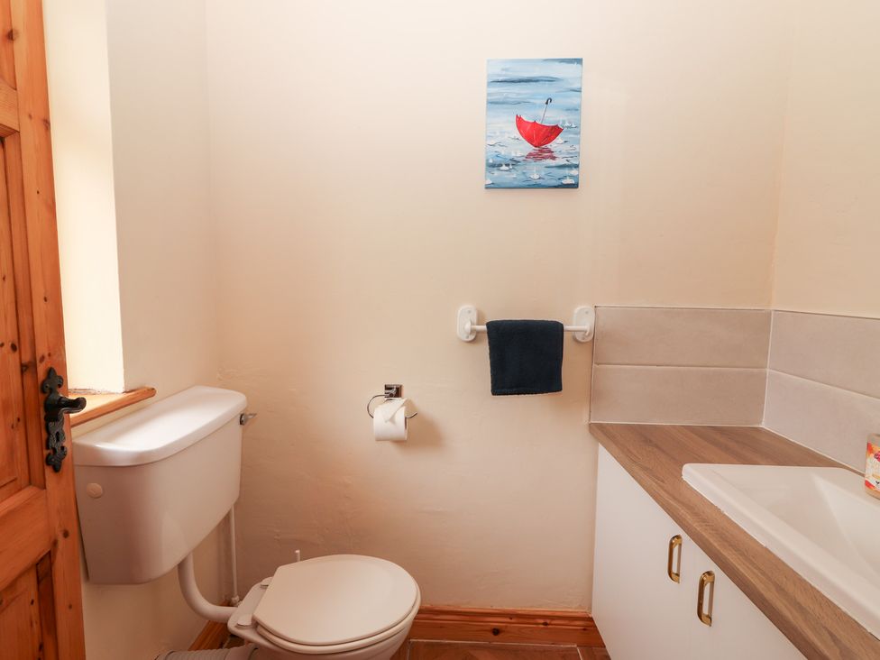 A bathroom with a toilet and sink at Fort Lodge 