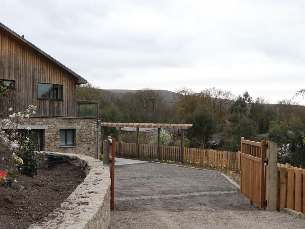 An outdoor area with a house and gravel driveway at Lower Moorwood in Moorwood near Bovey Tracey
