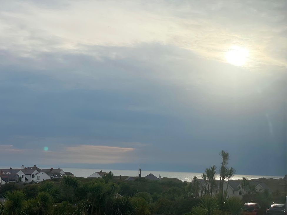 A view of the sea and sky with houses and plants at No.7 Plas Darien Trearddur Bay