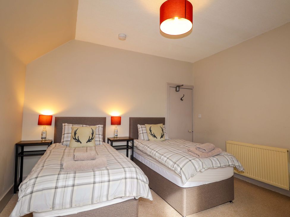 A bedroom with two single beds at Crannoch Self Catering in Cullen