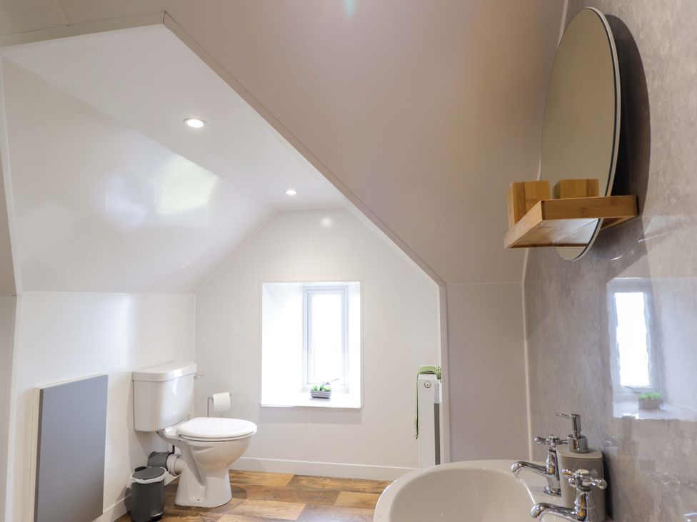 A bathroom with toilet and sink at Crannoch Self Catering in Cullen