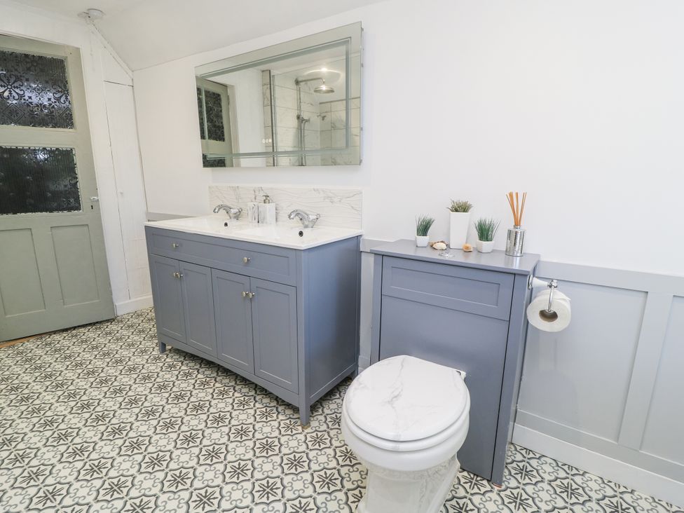 A bathroom with a vanity unit and sink at Delightful Dorset House By Wareham River in Wareham