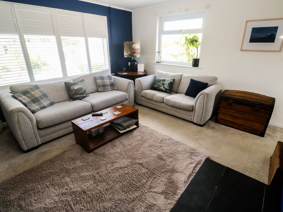 A living room with two sofas and a coffee table at 4 Cardell Way in Newquay