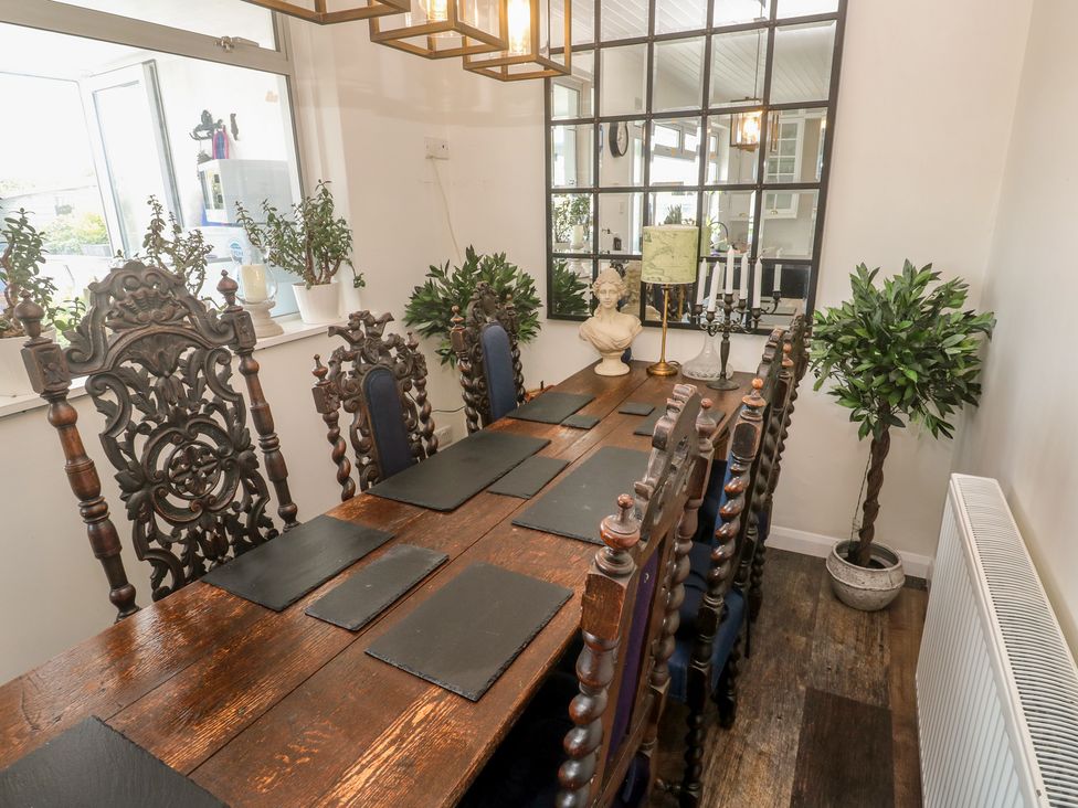 A dining room with a table and chairs at 4 Cardell Way in Newquay