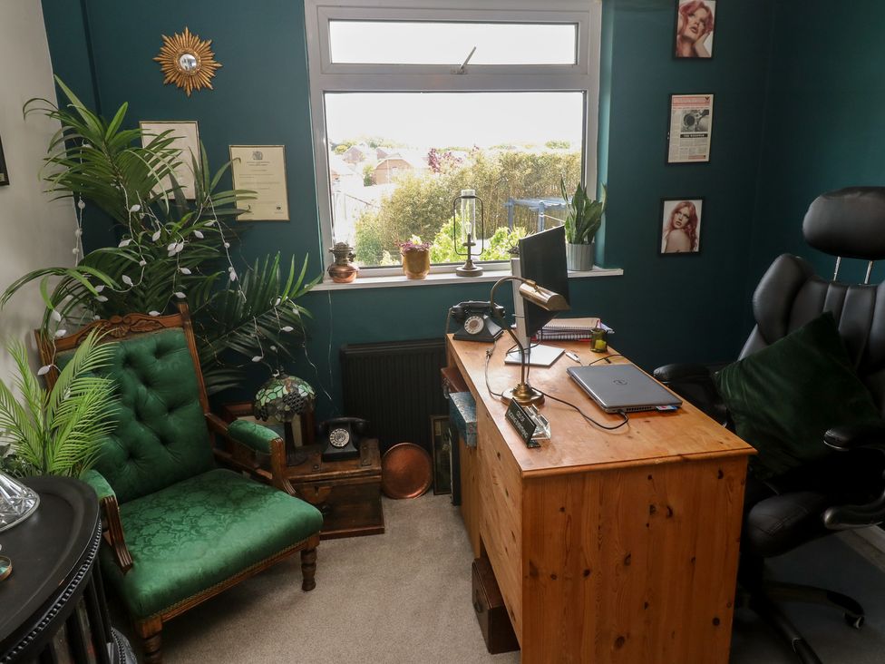 An office with a desk and computer at 4 Cardell Way in Newquay