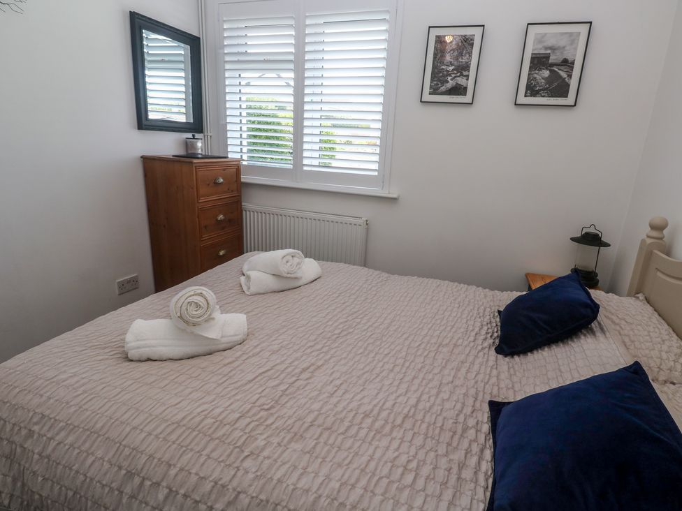 A bedroom with a bed and furniture at 4 Cardell Way in Newquay