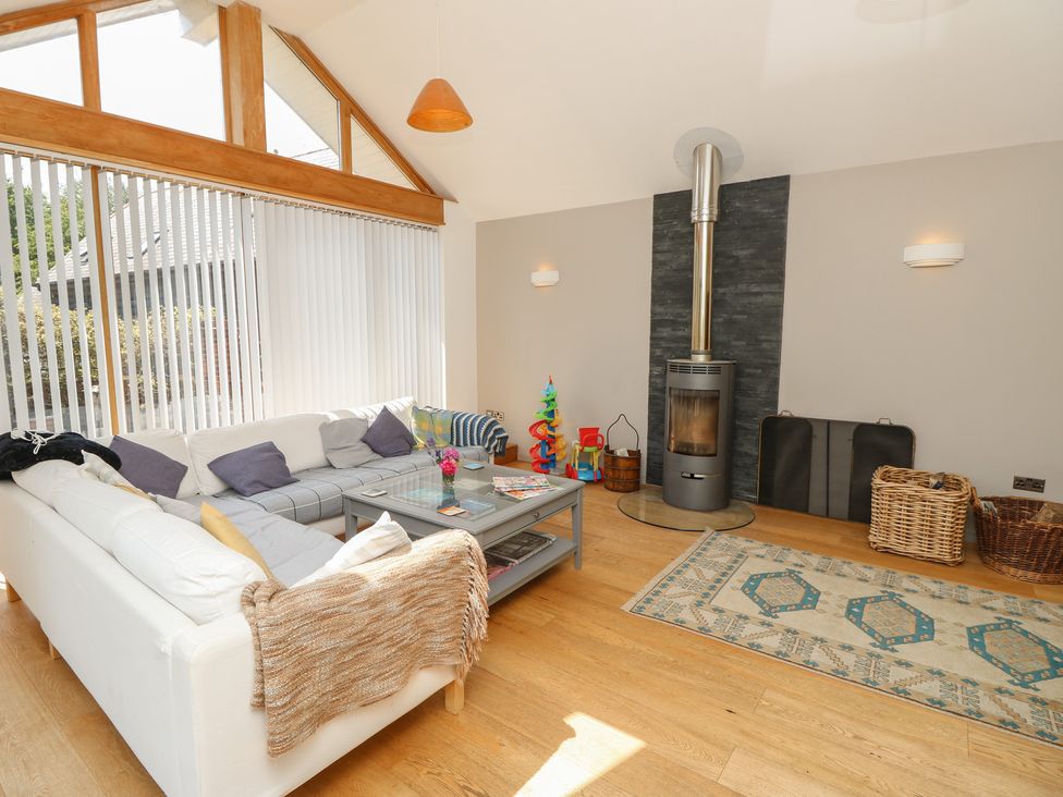 A living room with a sofa and a coffee table at Guildford Farmhouse in Ryde