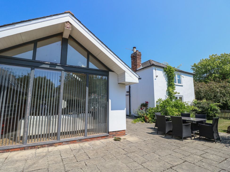 An outdoor area with a dining table and chairs at Guildford Farmhouse in Ryde
