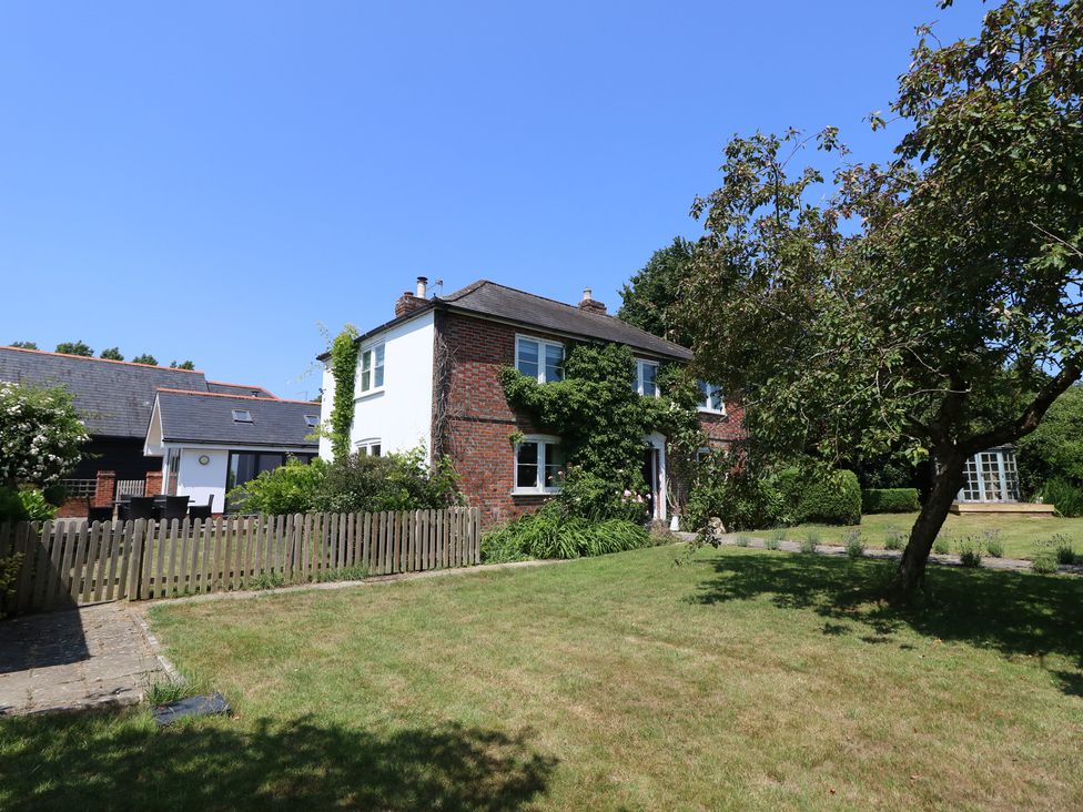 A house with a garden at Guildford Farmhouse in Ryde