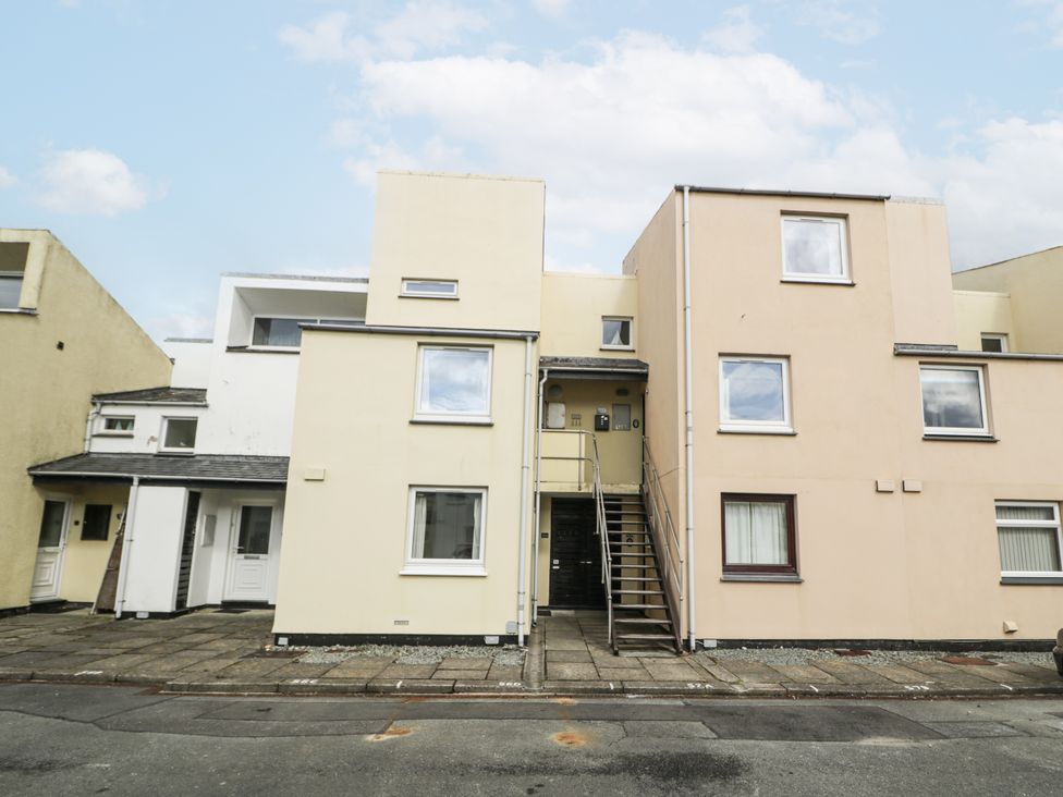 A building exterior with staircase at Harbwr Hideaway in Porthmadog