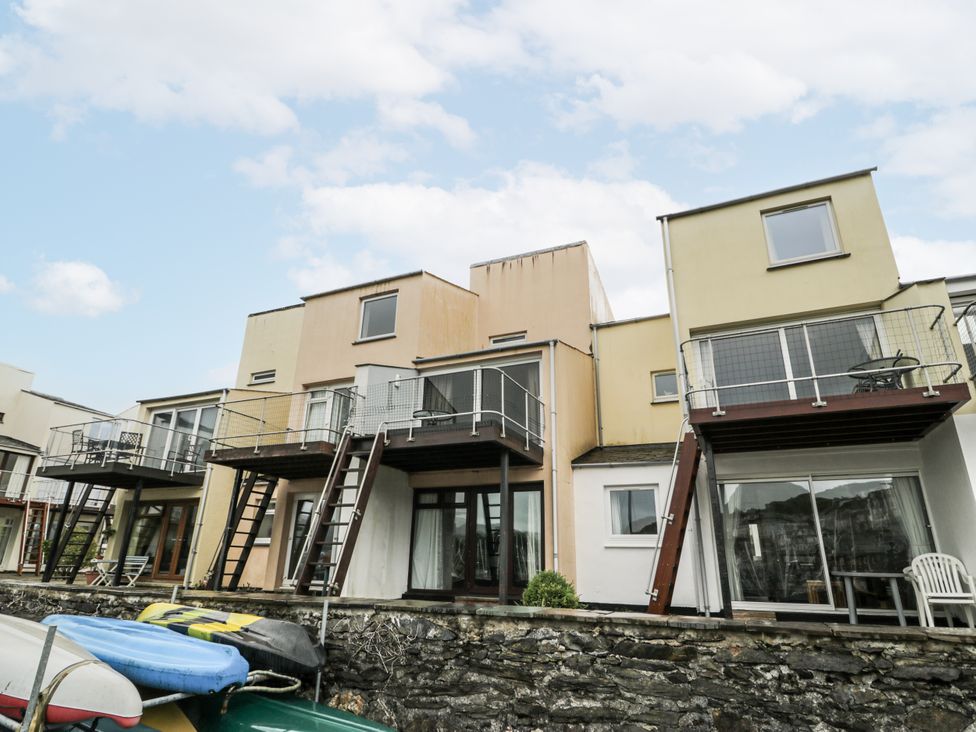 A row of houses with balconies and stairs at Harbwr Hideaway in Porthmadog