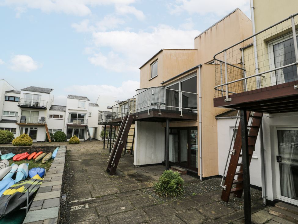An outdoor area with buildings and kayaks at Harbwr Hideaway in Porthmadog