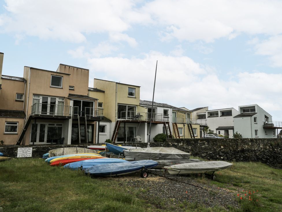 A view of buildings and boats at Harbwr Hideaway in Porthmadog