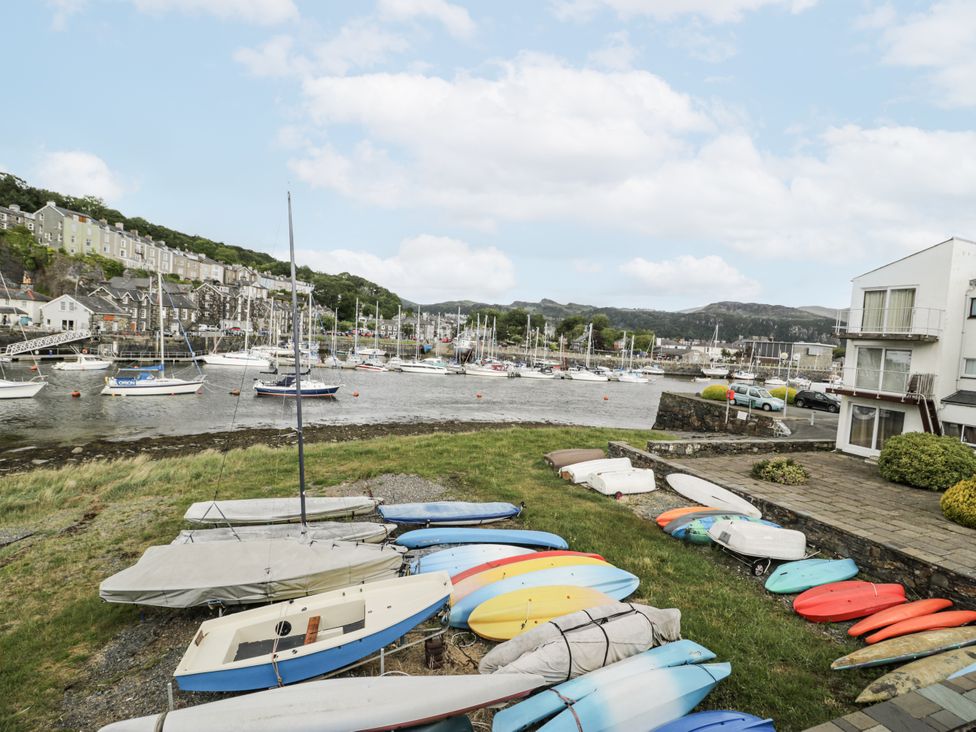 A view of boats by the water and buildings in Porthmadog