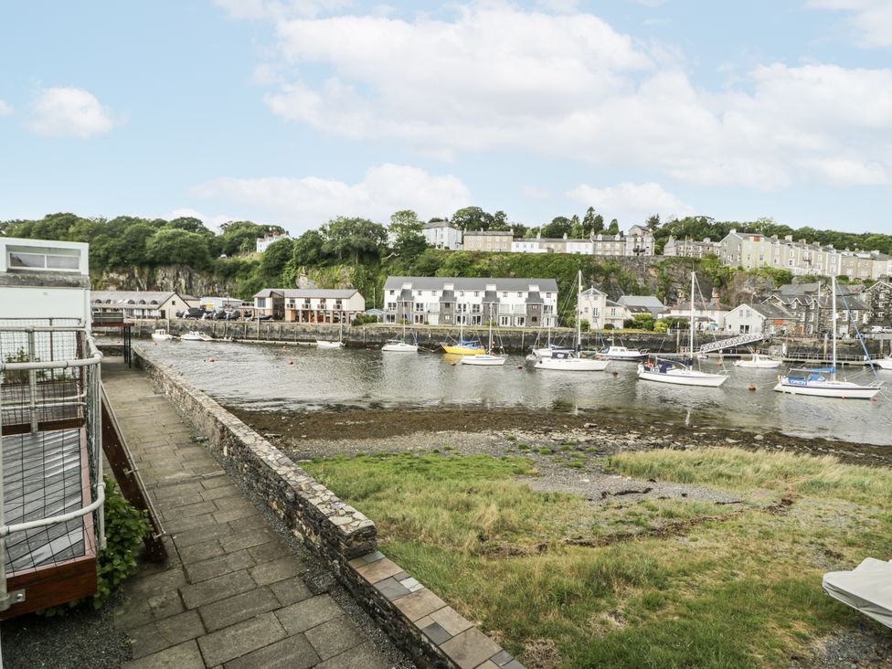 A view of the water with boats and buildings at Harbwr Hideaway, Porthmadog