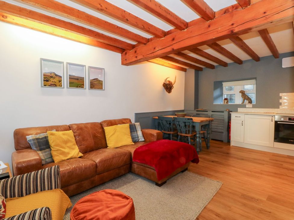 A living room with a sofa and dining area at TOB Grave Prospect