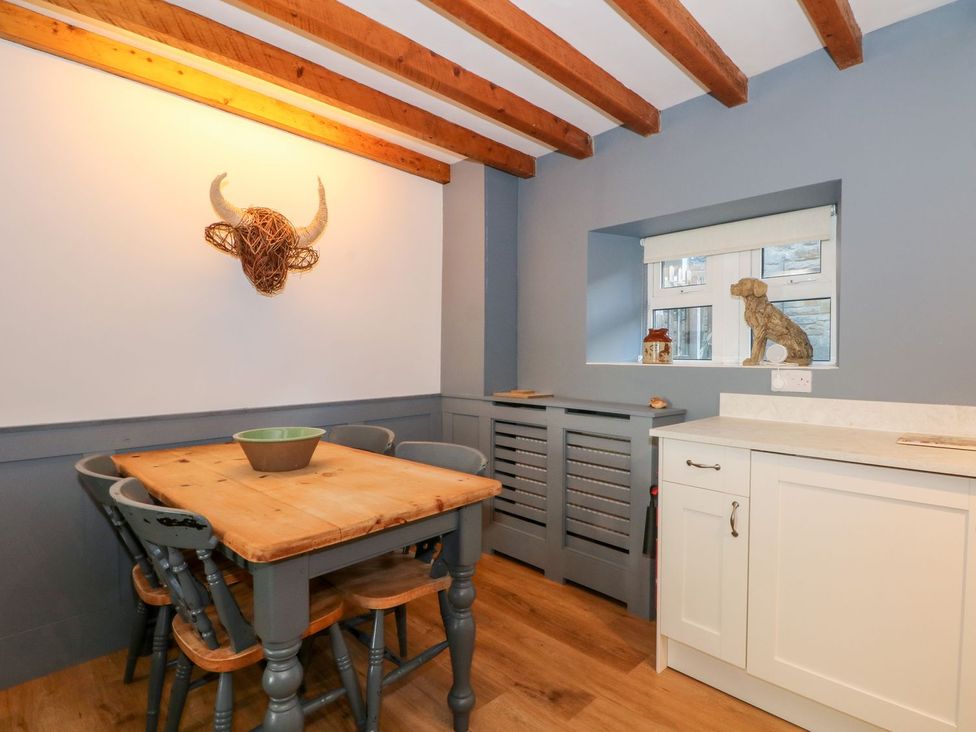 A dining room with a table and chairs at TOB Grave Prospect 
