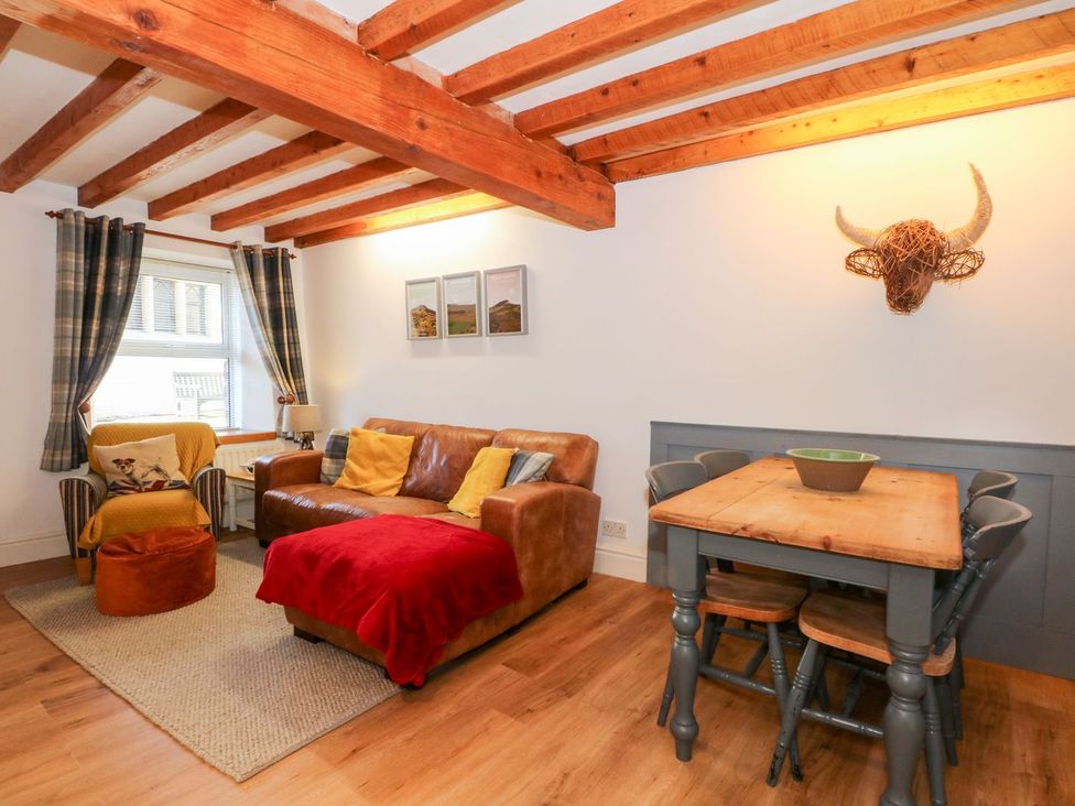 A living room with a sofa and table at TOB Grave Prospect