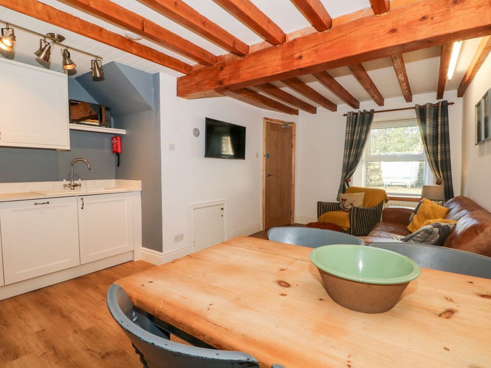 A living room with kitchen area and dining table at TOB Grave Prospect 