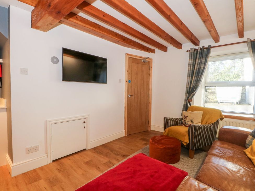 A living room with a television and sofa at TOB Grave Prospect