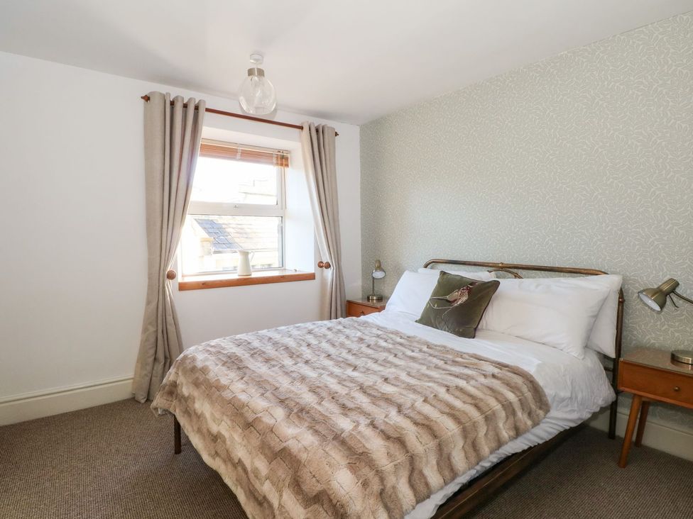 A bedroom with a bed and bedside tables at TOB Grave Prospect