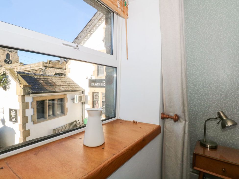 A room with a window and vase on a table at TOB Grave Prospect