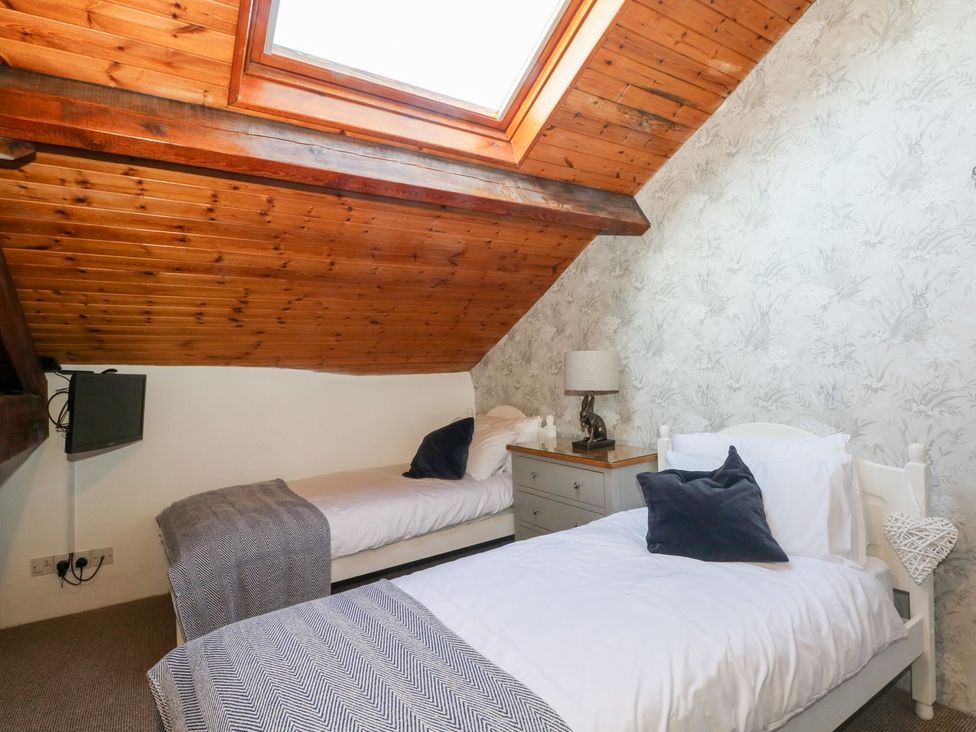 A bedroom with two beds and a skylight at TOB Grave Prospect