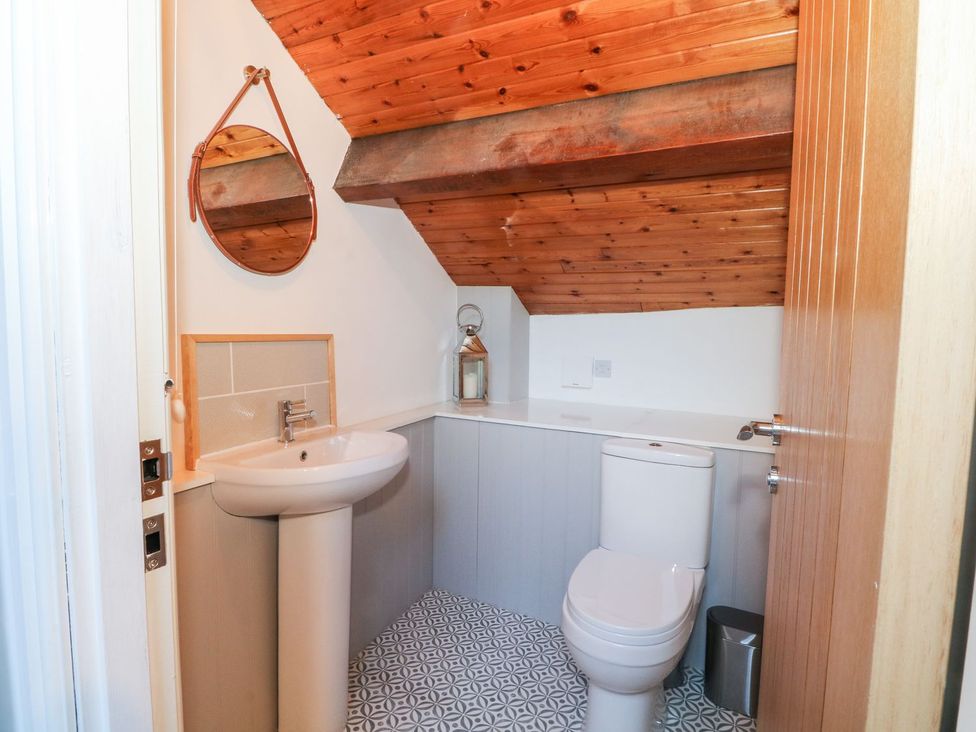 A bathroom with sink, toilet, and a mirror at TOB Grave Prospect