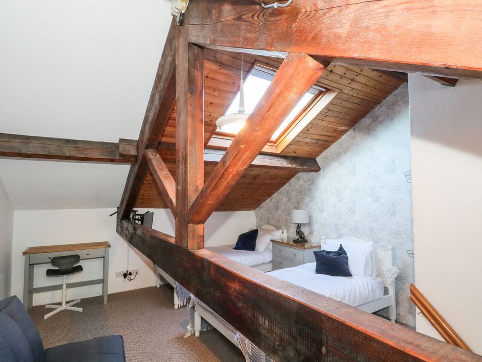 A bedroom with two beds and a desk at TOB Grave Prospect