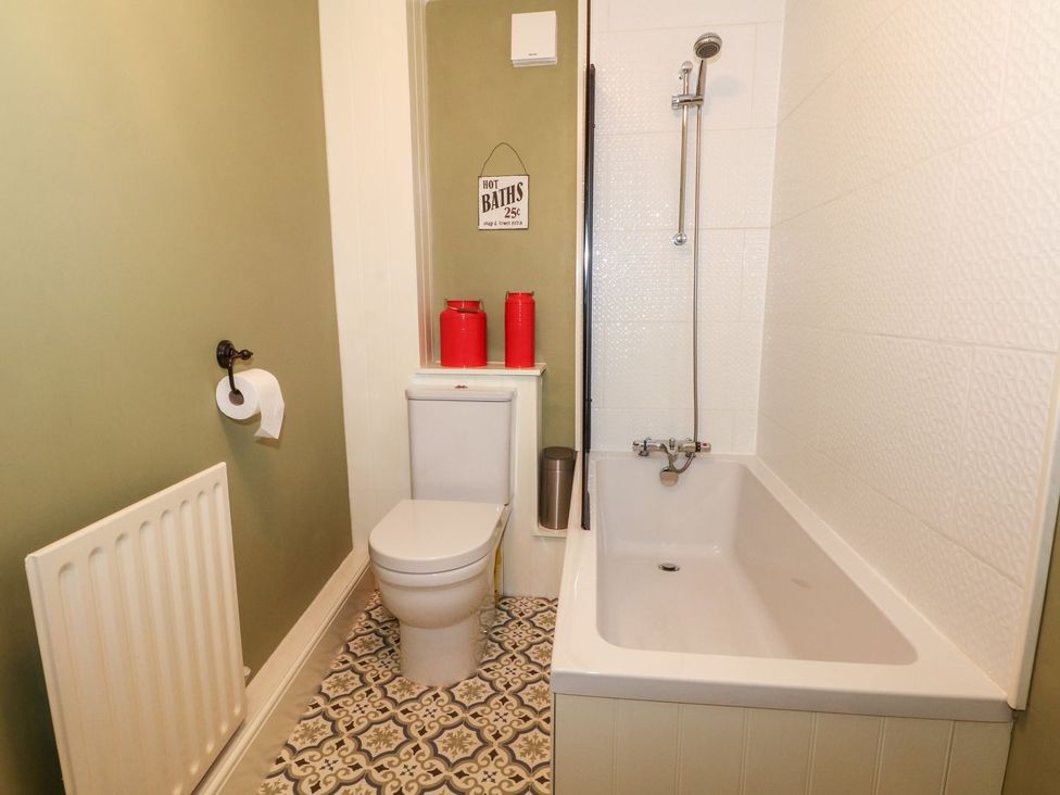 A bathroom with a bathtub and toilet at TOB Grave Prospect