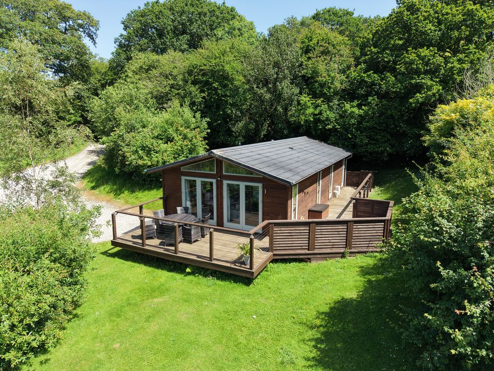 A house with a deck and patio chairs at 1 Hedgerows in Lanreath