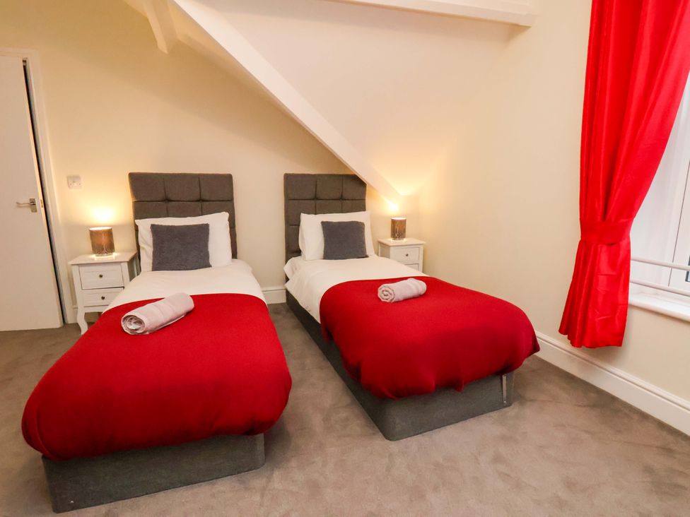 A bedroom with two single beds at Wellington Lodge in Bridlington
