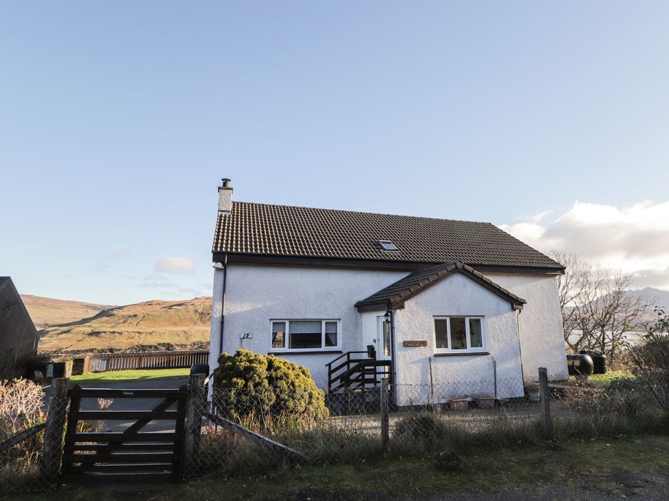 A house with a fence and garden at Arnaval in Carbost