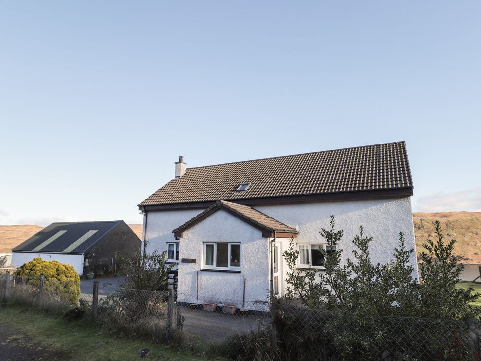 A house with an outbuilding in the garden at Arnaval in Carbost