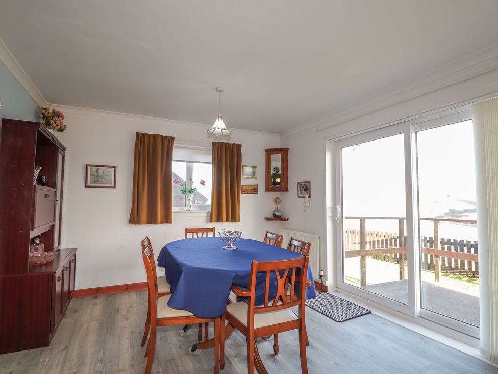 A dining room with a table and chairs at Arnaval in Carbost