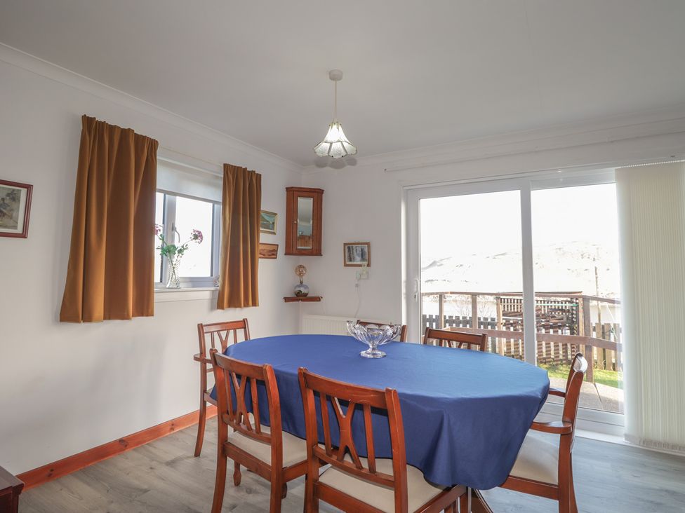 A dining room with a table and chairs at Arnaval in Carbost