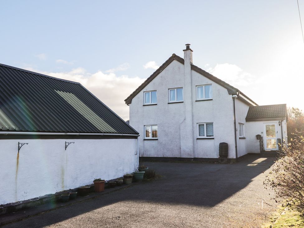 A house and garage with driveway at Arnaval in Carbost