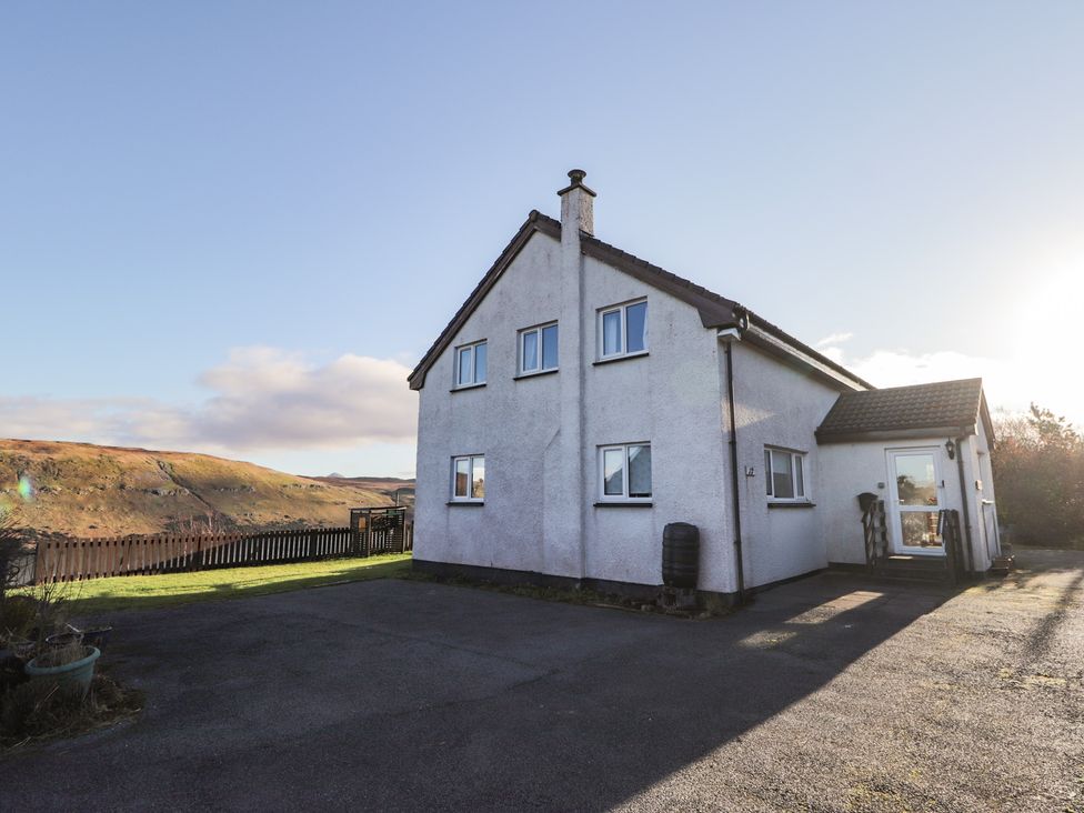 A house with a driveway and fence at Arnaval in Carbost