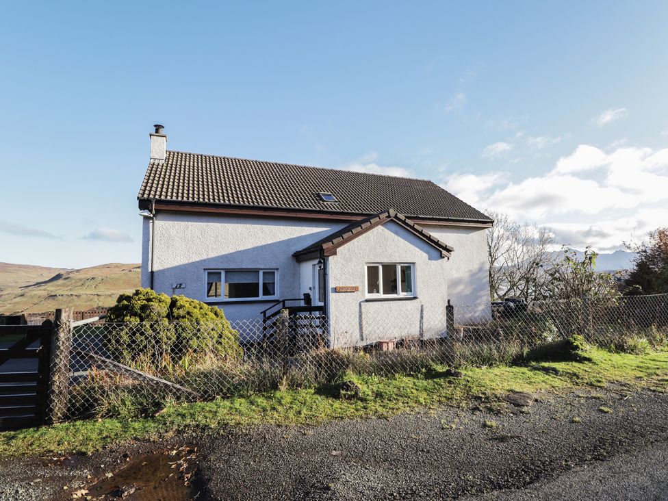 A house with a garden and fence at Arnaval in Carbost