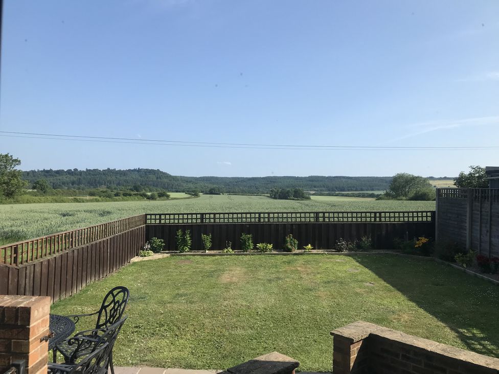 A garden with green grass and a view of fields at Temple Hill View in Ampleforth