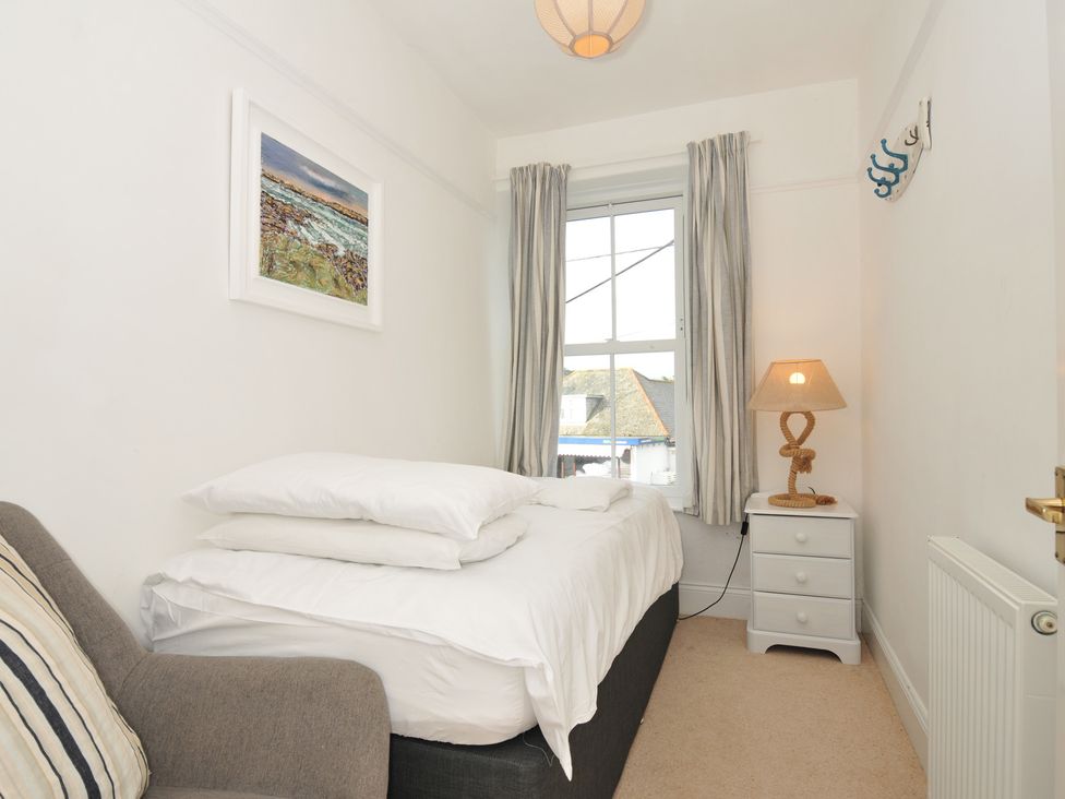 A bedroom with a bed and lamp at 2 Glyddins 1910 in Rock