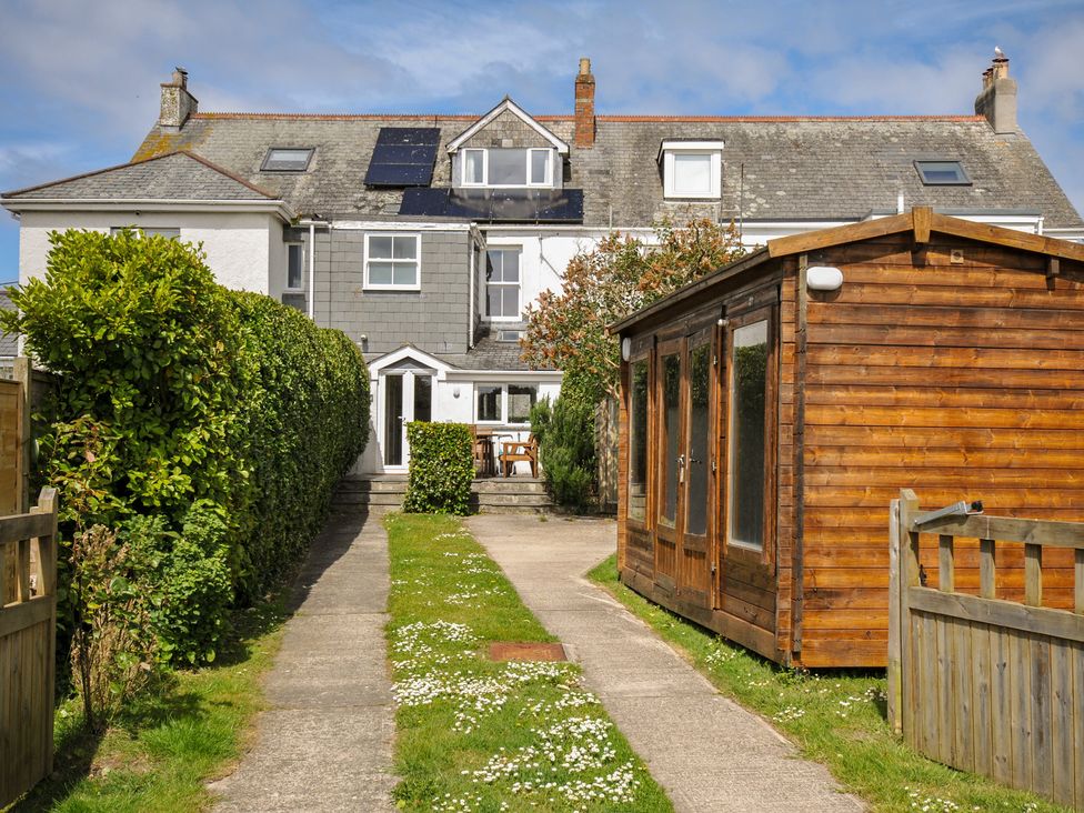 A garden with a house and a wooden shed at 2 Glyddins 1910 in Rock