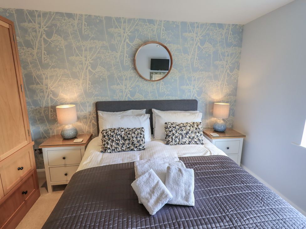 A bedroom with a bed and bedside tables at Haystacks in Troutbeck