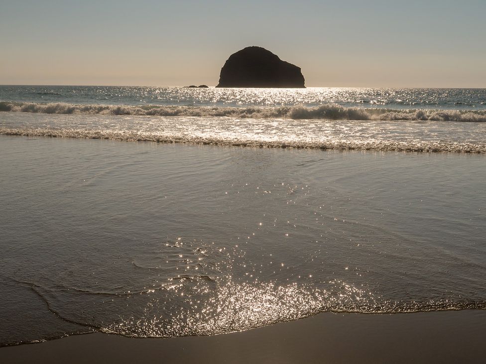 A view of a beach with waves and a rock formation at Hilldene in Treknow