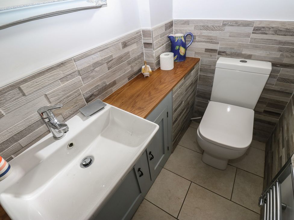 A bathroom with sink and toilet at Barley Cote Farm in Riddlesden