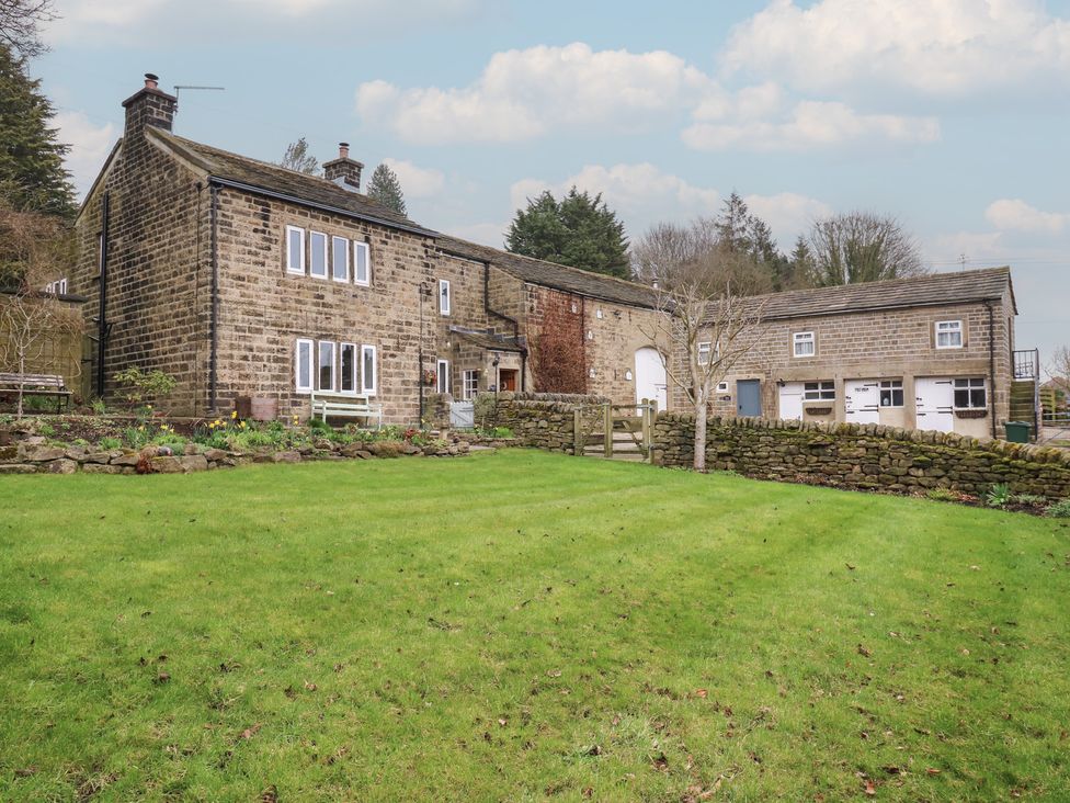 A house with yard and garden at Barley Cote Farm in Riddlesden