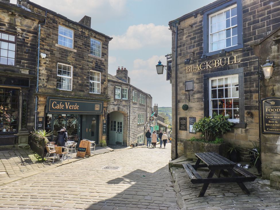A street view featuring Cafe Verde and Black Bull at Barley Cote Farm in Riddlesden